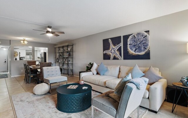 Beach Way Getaway 2 Bedroom Condo by RedAwning