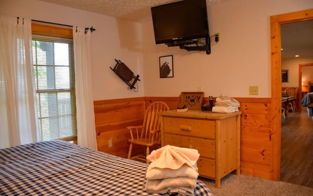 GRANDMOTHER'S - 4 Br Cabin