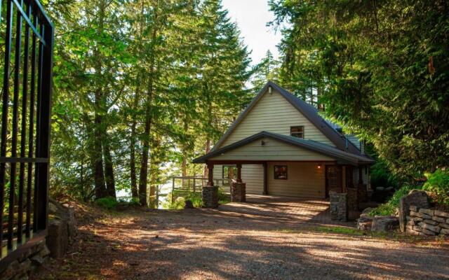 The Overlook, Luxury Lakeside Home with Dock
