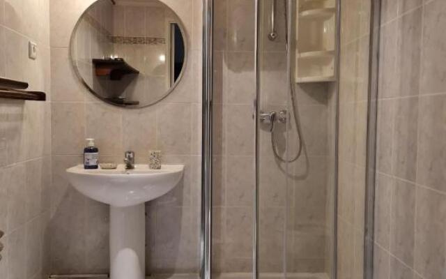 SUQUET - BEACH 100m & PALAIS DES FESTIVALS 600m