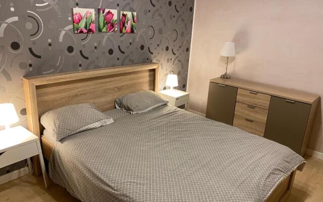 IGI RED FLAT with free private parking