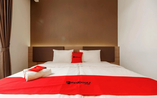 RedDoorz Plus near Lippo Mall Kemang 2 – Guest Rooms – Jakarta