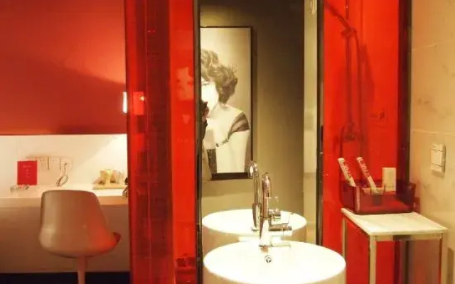 Yueyue Hotel (Zhengzhou Confucian Temple Subway Station Zijingshan Branch)