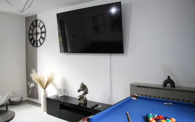 3 Bedroom House Close to City Centre/ Free Parking