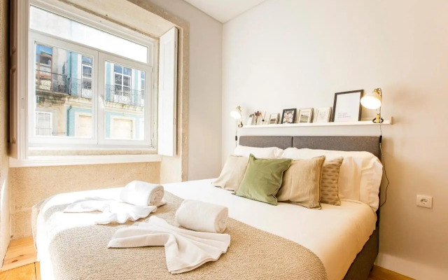 Artistic 2BR Flat Downtown w/ AC by LovelyStay