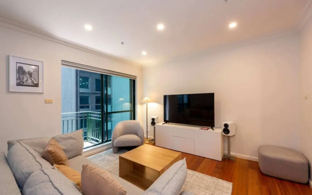 Spacious 3-bed Unit in Melbourne CBD w/ Pool & Gym