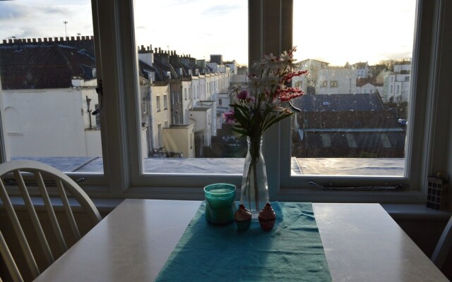 Top Floor Central 2 Bedroom Apartment
