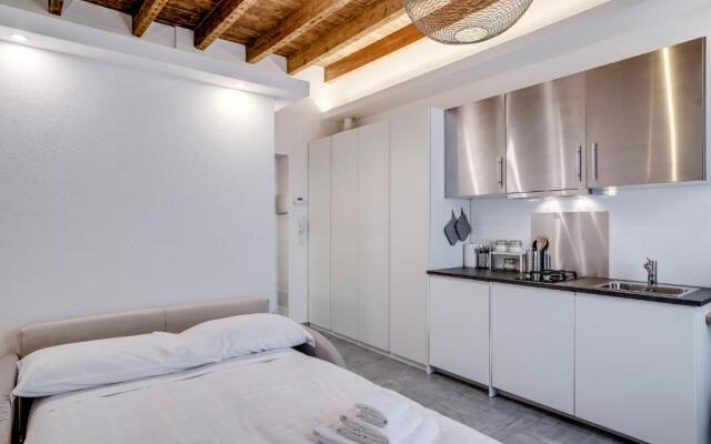 ? Cozy flat in front of Stazione Centrale ?