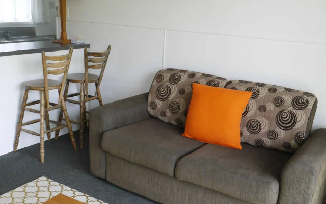 Raglan Palm Beach Motel
