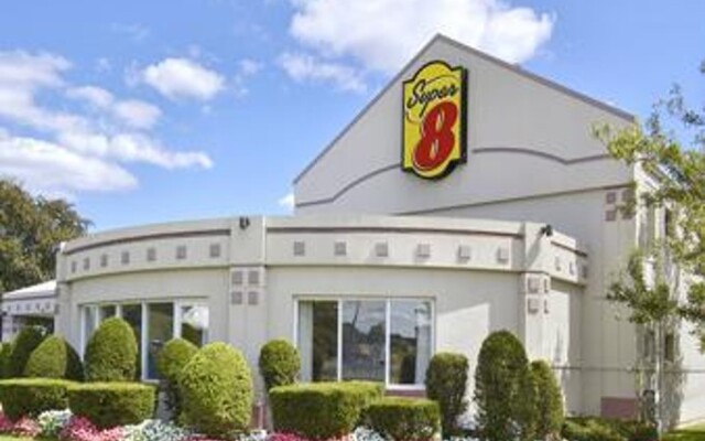 Super 8 Milford/New Haven