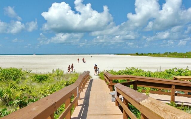 Beachfront Condo With Panoramic Ocean Views and Pool