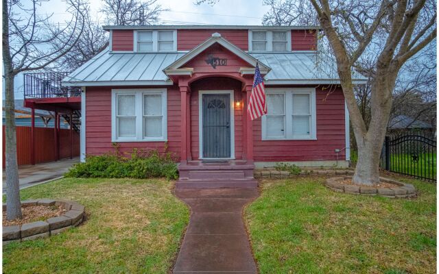 The Highland House 5BR Huge Patio 2 Miles to DT