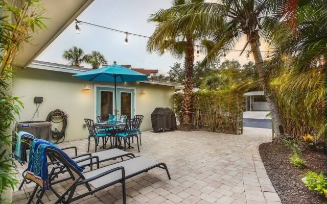 Moonmist Gorgeously Renovated Courtyard