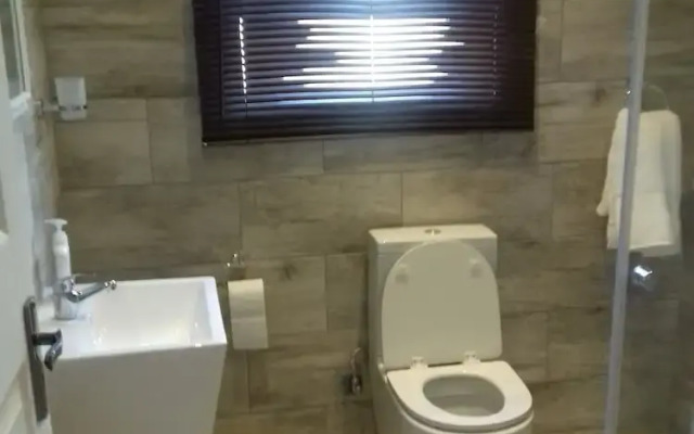 Mayberrypark Guest Lodge