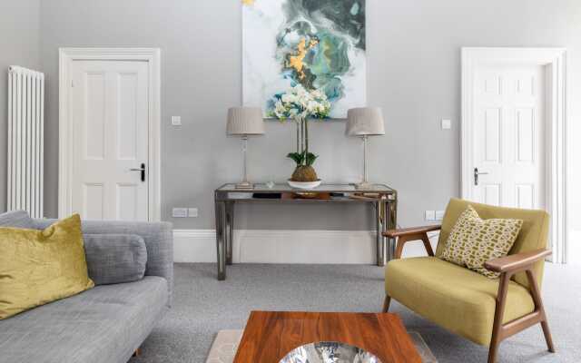 Spacious, Light-filled Period Apartment - Central Bath