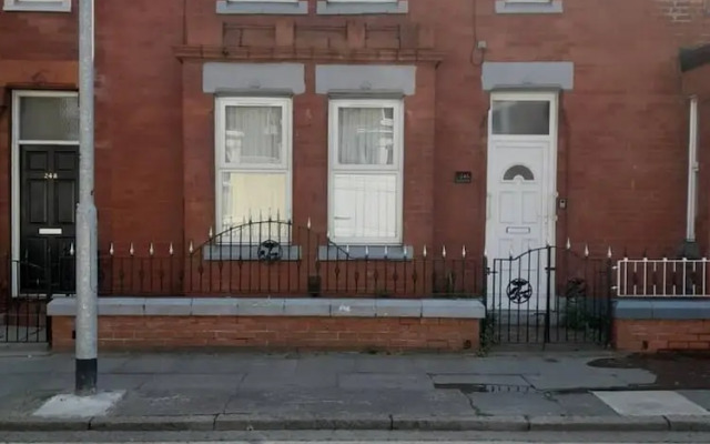 Large House Sleeps13 Close to lfc Stadium Anfield