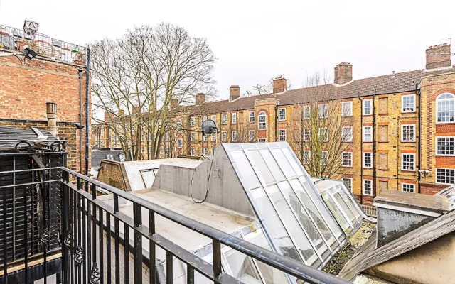 Chic Gunter Grove Flat - London Retreat