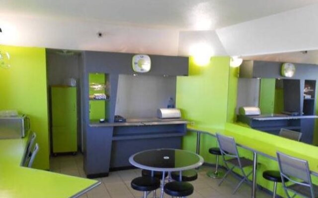 Lemon Hotel - Mery sur Oise/Cergy