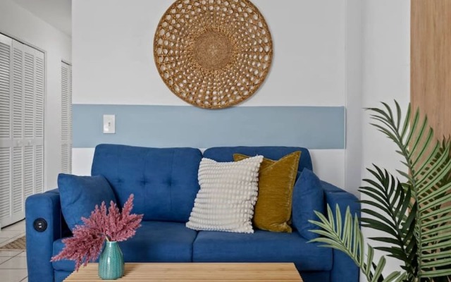 Bayshore Bliss- Cozy Space Pool Views