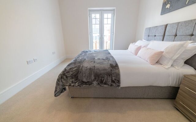 Reading Green Park Village Serviced Apt