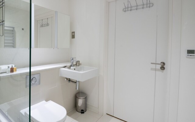 Trendy Queens Park Home Close to Hampstead by Underthedoormat