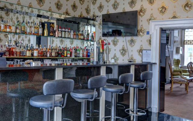 OYO Baylis House Hotel