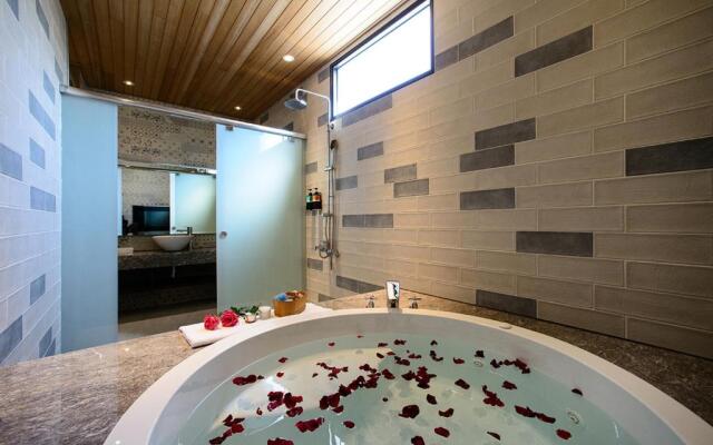 Chen He Spa Motel