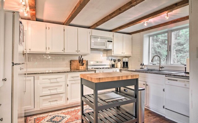 Renovated Farmhouse < 1 Mile to Okemo Mountain!