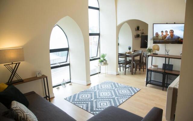 Central Penthouse in Converted Church - Free parking - Free WiFi
