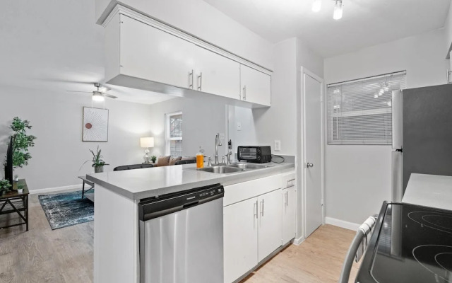 Stylish 2BR Near UT Highland Evonify