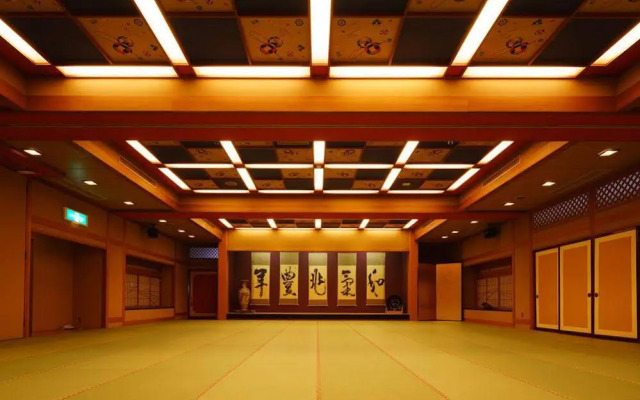 Hotel Hoho "A hotel overlooking the Echigo Plain and the Yahiko mountain range"