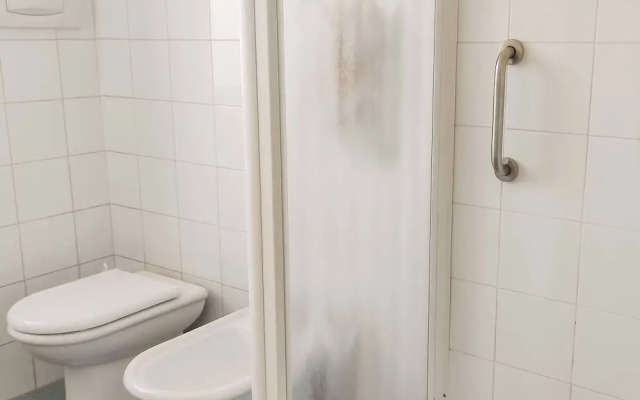 Room-large Double Room in Central Downto