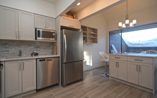 HS17 · Hearthstone Lodge - Hot tub - Village location