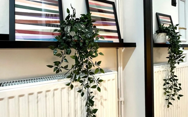 Charming Home Near Gatwick Airport