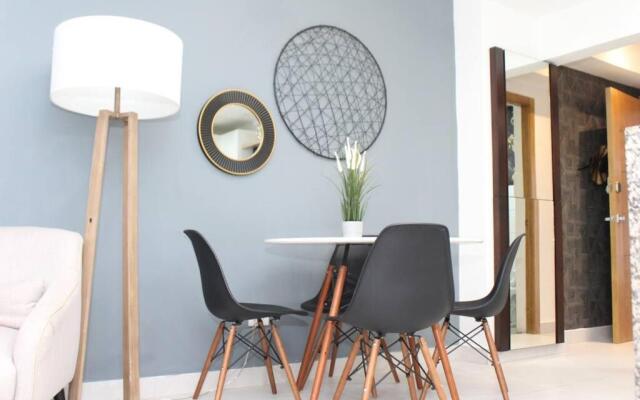 Modern 1BD Downtown+Pool+SmarTVs+BBQ+Gym