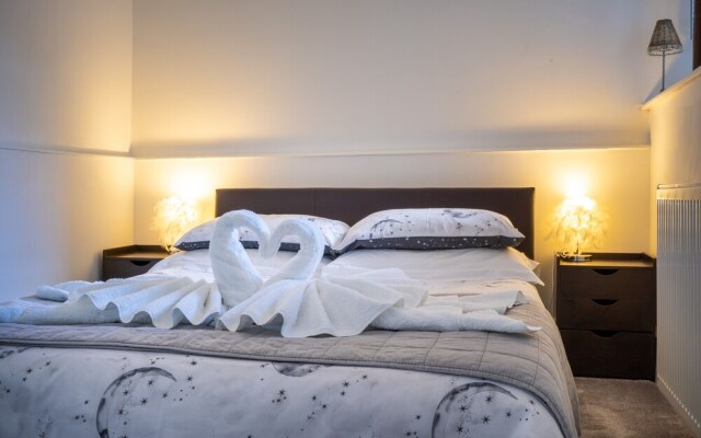 The Mews, With Free Private Parking, Windermere