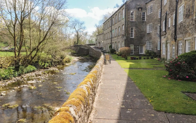 2 Riverside Walk