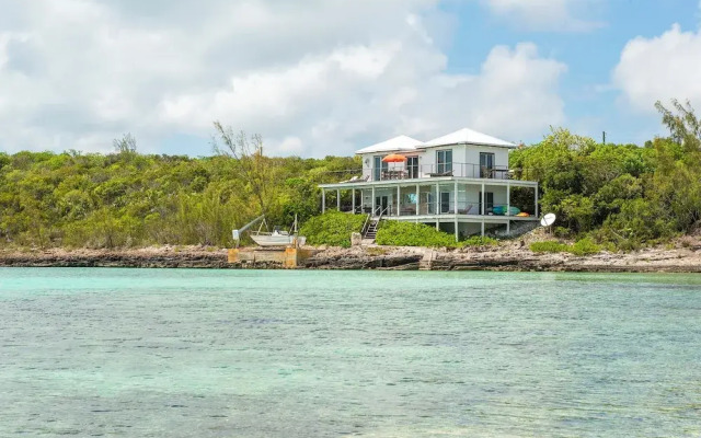 Seaside Sanctuary: Private Villa With Breathtaking Views