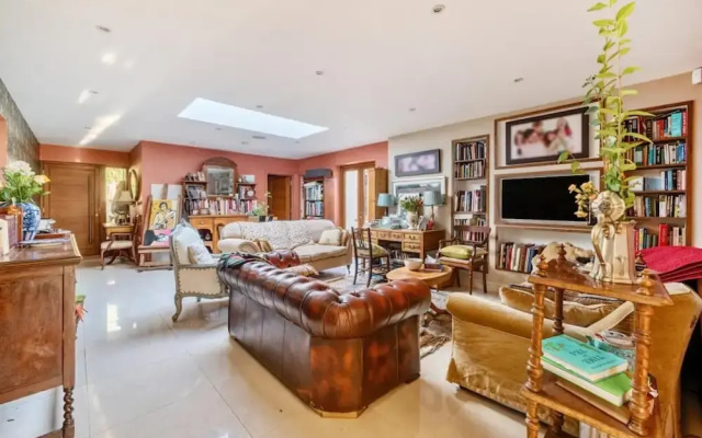 Cobham Home With Annex - Sleeps 6 - bbq & Fire pit