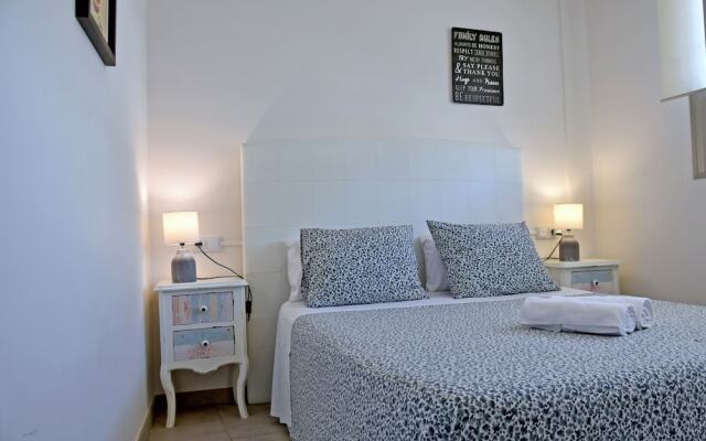 Apt with Sea View & Pool 5