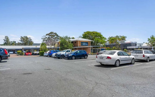 Morayfield Tavern & Motel