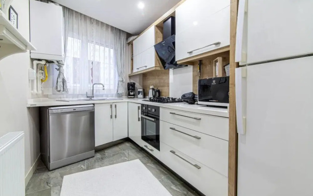 Vibrant and Central Flat With Balcony in Maltepe