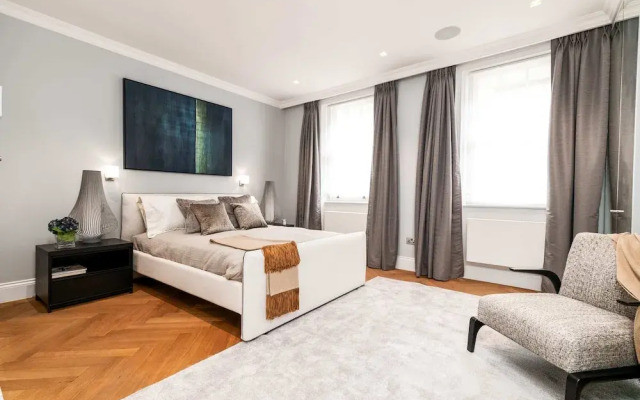Lavish and Luxurious Chelsea Home