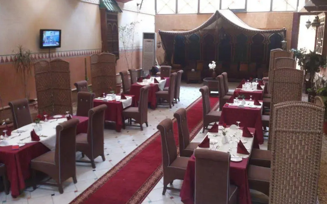 Royal Hotel & Suites