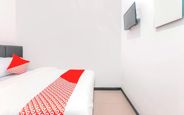 Super OYO 2223 J&b Room Utan Kayu