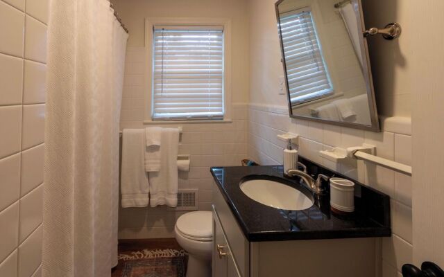 4 BR Sleeps 10 Near UGA & Downtown