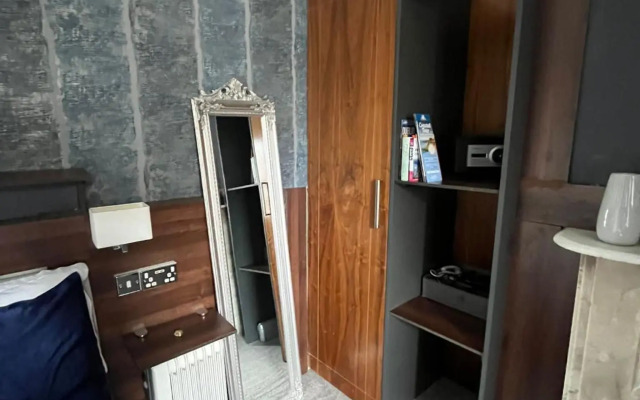 Upstairs Studio - Private kitchenette and Small en-suite