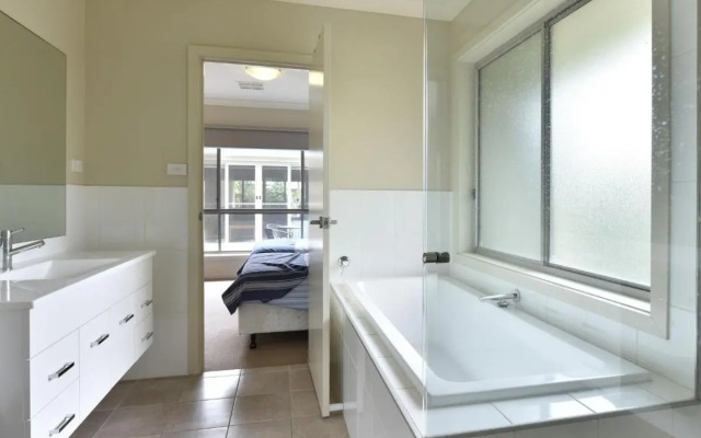 Angophora @ The Vintage