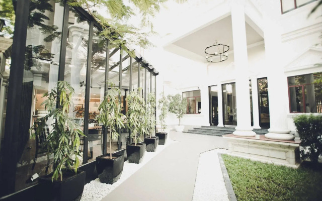 White Mansion