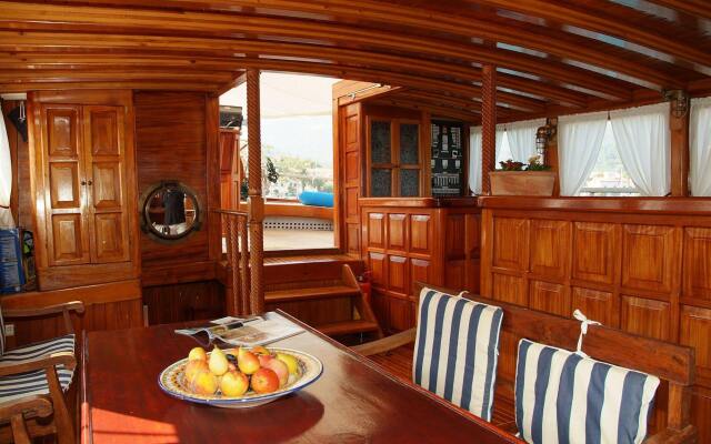 Boat and Breakfast